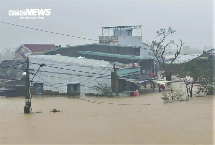 Nhiều hộ dân dọc quốc lộ 19 mới qua các địa bàn xã Tuy Phước, Tuy Phước Đông và phường Quy Nhơn Đông bị cô lập hoàn toàn.