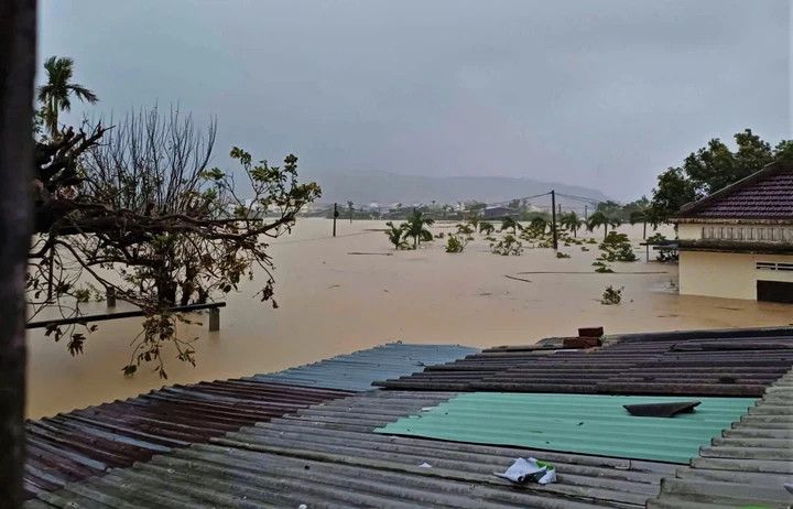 Ghi nhận sáng 19/11, phường Quy Nhơn Đông đã ngập ngang mái nhà dân.