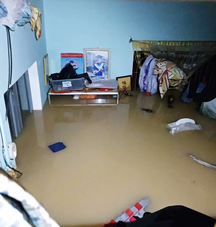 Người dân phường Quy Nhơn Bắc bất lực nhìn tài sản ngập và trôi trong biển nước.