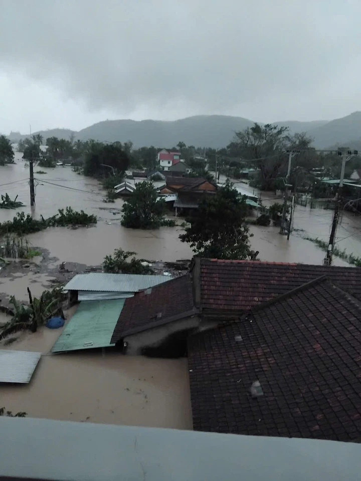 Hiện khu vực phía Đông tỉnh Đắk Lắk đang mưa rất to, nước trên sông Ba đang có diễn biến cực kỳ nguy hiểm. Cơ quan khí tượng dự báo tối và đêm nay, mực nước tại trạm Phú Lâm có thể lên tới 5,21 m - xấp xỉ mốc lịch sử năm 1993, vượt báo động 3 khoảng 1,5 m.