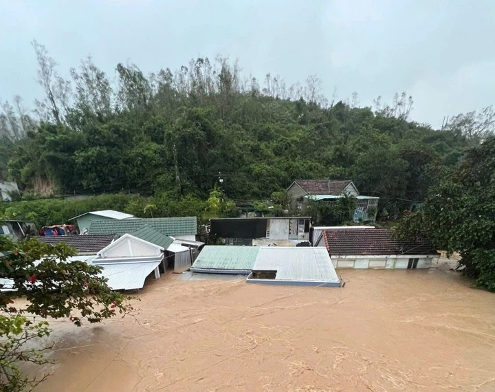 Cũng theo chị Trâm, tại khu vực thôn Long Châu, xã Đồng Xuân nước lũ đã vượt mốc lịch sử năm 2009 và đã đến mái nhà cấp 4 từ sáng nay. Nhiều người dân đã chạy lên khu vực giáp núi và đường ray xe lửa để tránh lũ.