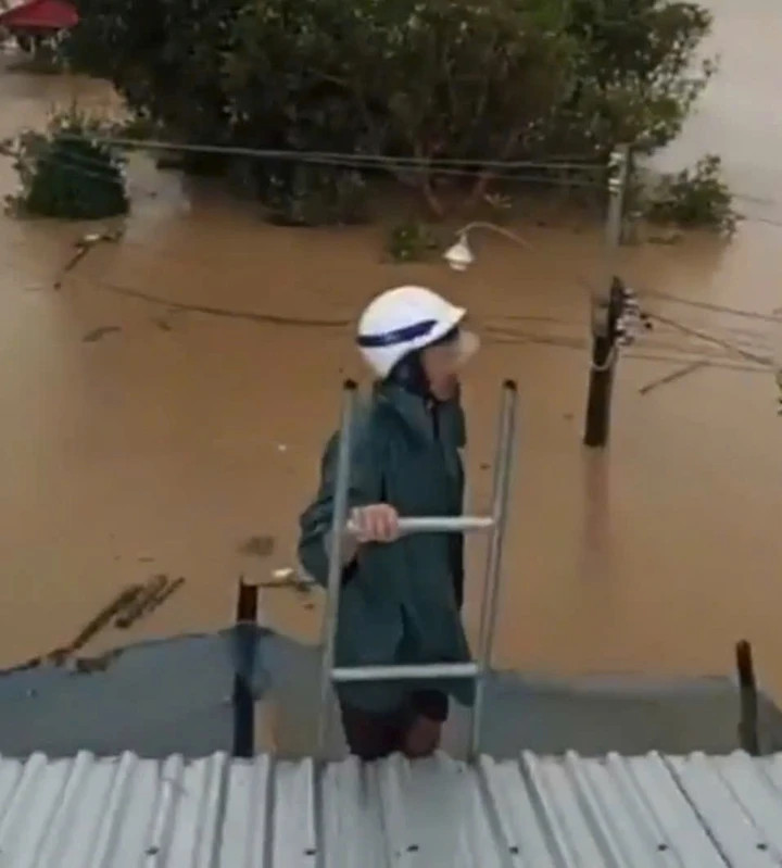 Tại thôn Diêm Điền, xã Tuy An Đông, hàng trăm hộ dân phải leo lên mái nhà chờ ứng cứu.