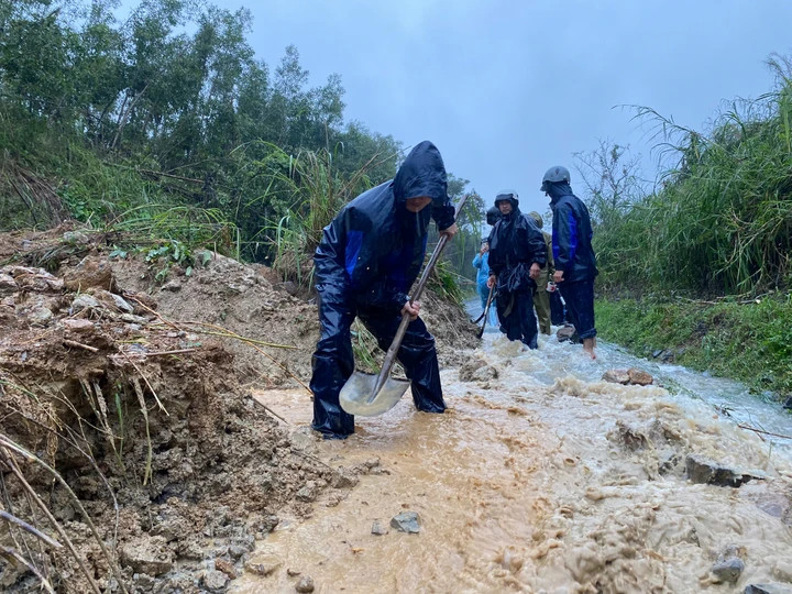 Tại khu vực thôn Hòa Bình, xã Vân Hòa, tỉnh Đắk Lắk xảy ra một điểm sạt lở đất do mưa lớn, khiến tuyến Quốc lộ 19C bị ách tắc, các phương tiện không thể lưu thông. Các tuyến đường QL25, QL29, QL1 đều không thể di chuyển được.