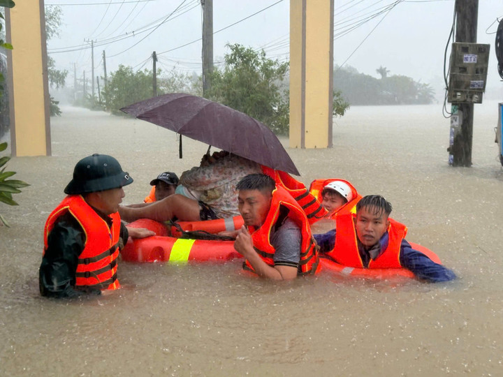 Ngày 19/11, lực lượng chức năng tỉnh Đắk Lắk đang căng mình tổ chức giải cứu người dân ở những khu vực bị ngập sâu ở các điểm phía Đông tỉnh (Phú Yên cũ).