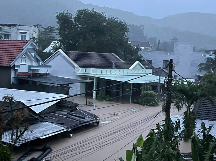 Xuân Phước (Đồng Xuân) nhiều gia đình kêu cứu trong đêm.