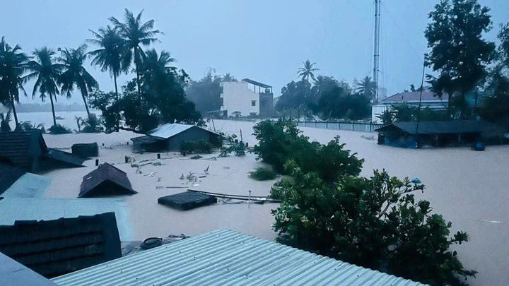 Ngập mái nhà tại xã Đồng Xuân.