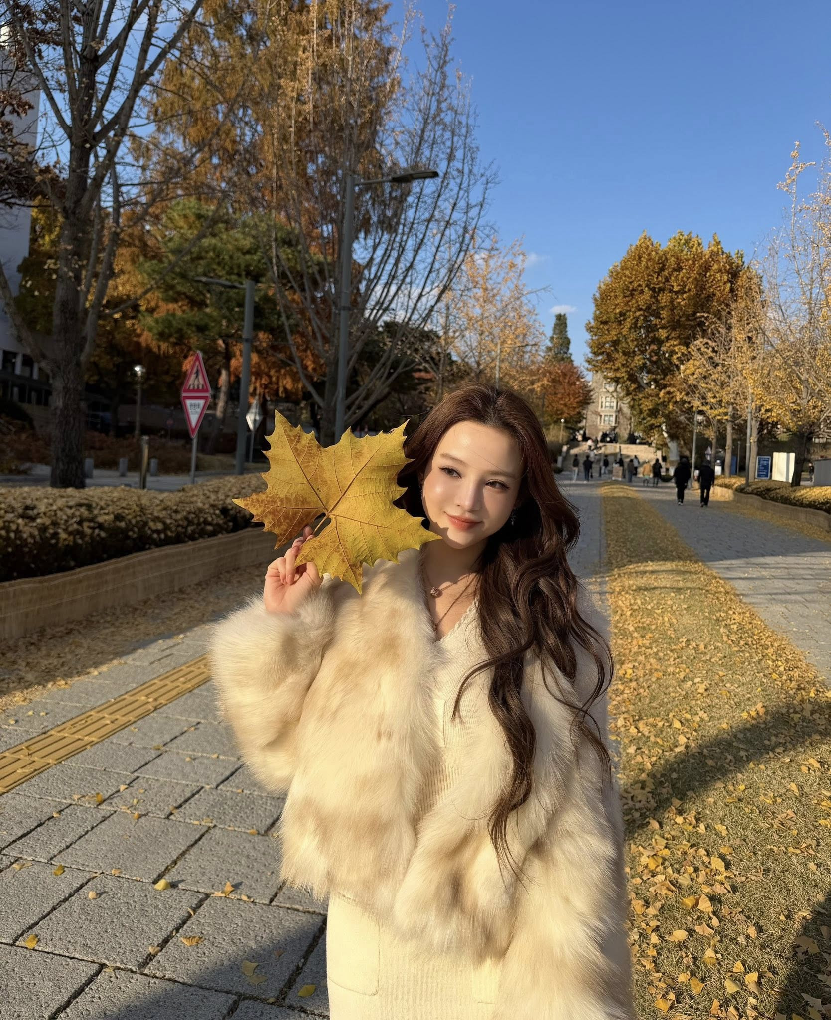 Huyền Baby xinh như búp bê tại Hàn Quốc phản ứng Lan Ngọc gây chú ý