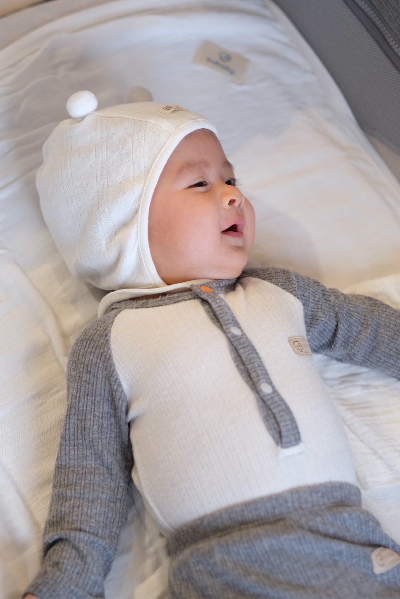 Ngọc Hân 'lịm tim' với biểu cảm dễ thương của con trai gần 3 tháng tuổi - Ảnh 2.