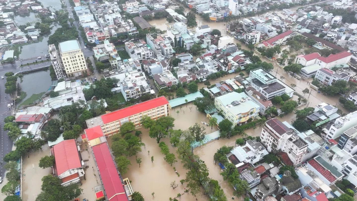 Từ sáng sớm, nhiều khu vực tại phường Tuy Hòa đã chìm trong biển nước.