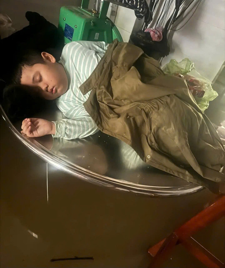 Chị H. (ở Tây Hòa, nơi dòng sông Ba đi qua) cho biết, điện thoại không có sóng, không có nước uống và lương thực, nhà thì ngập hết, 2 đứa con còn quá nhỏ nên chị chỉ biết khóc.