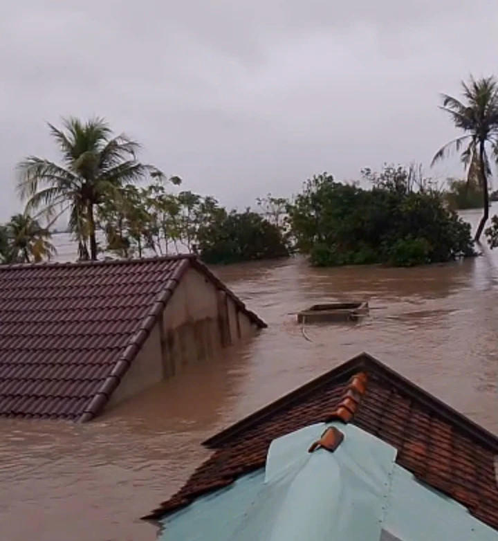 Lũ ngập lút mái nhà nhiều khu dân cư dọc sông Ba như phường Tuy Hòa, phường Đông Hòa, xã Tây Hòa, xã Hòa Thịnh, xã Sơn Thành...