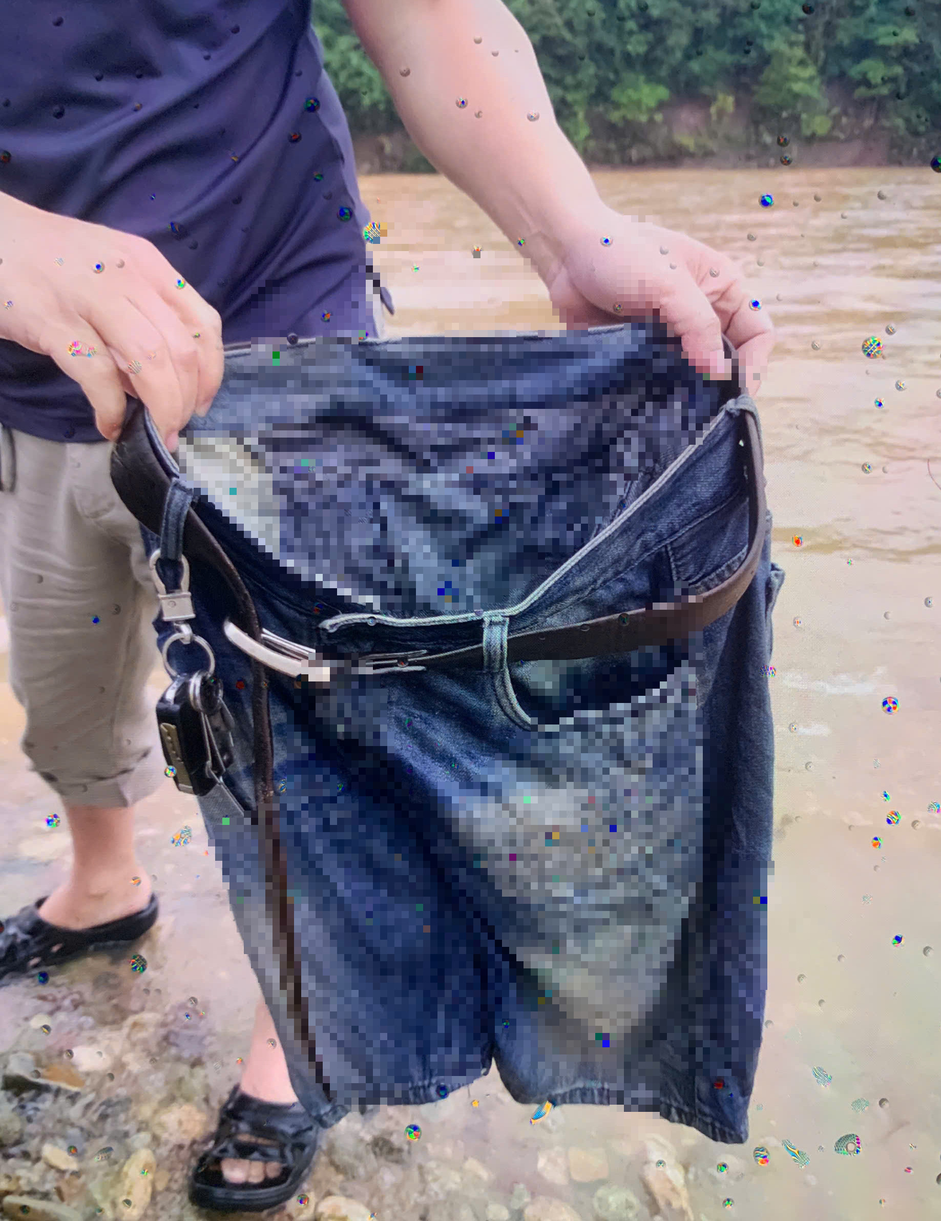 Phát hiện chìa khoá, quần lửng của tài xế mất tích do nước lũ cuốn trôi ở Quảng Trị - Ảnh 1.