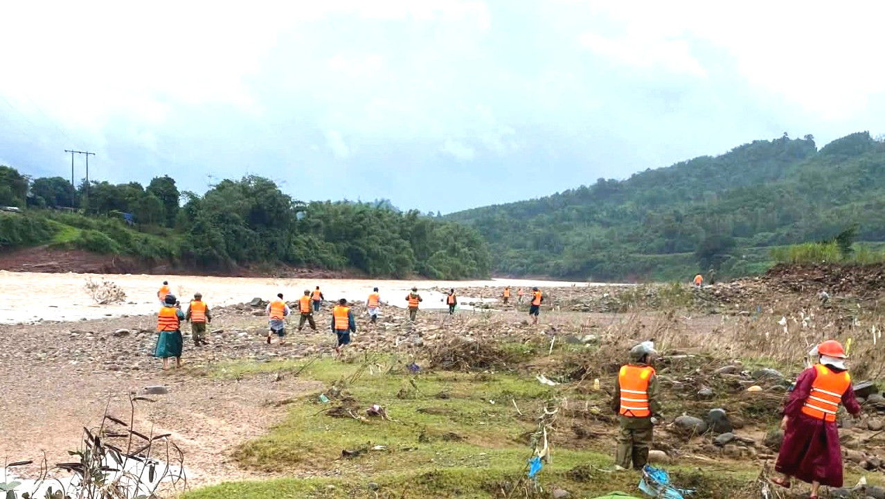 Phát hiện chìa khoá, quần lửng của tài xế mất tích do nước lũ cuốn trôi ở Quảng Trị - Ảnh 2.