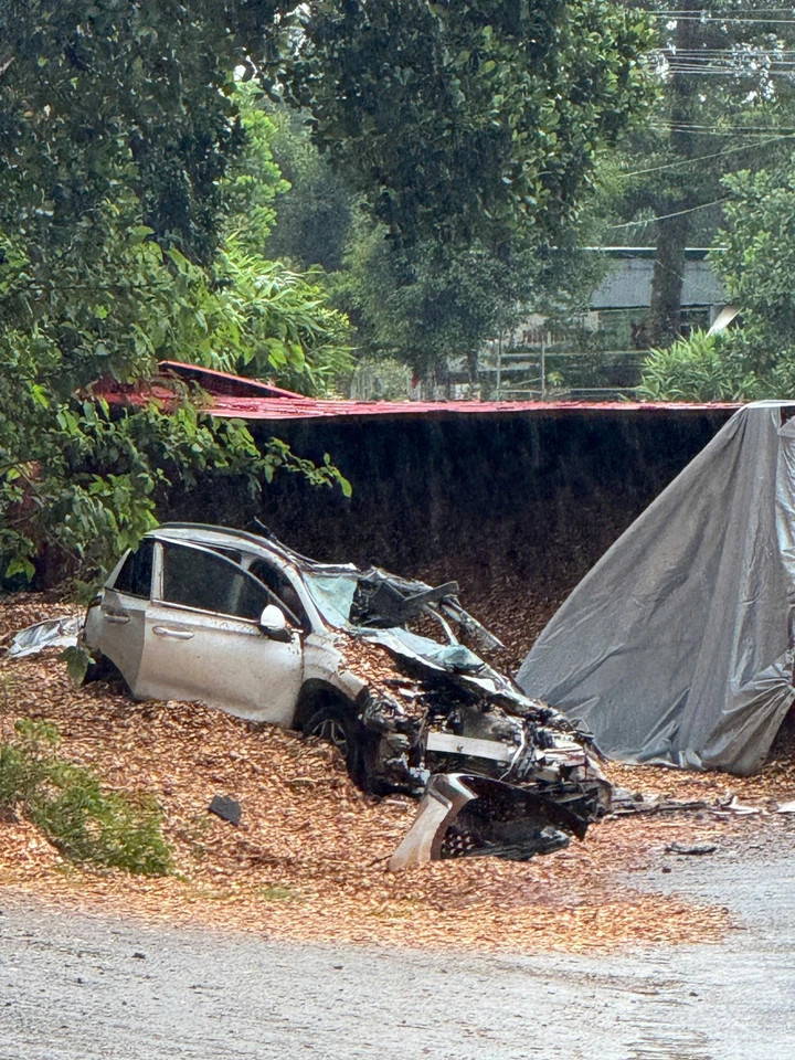 Ô tô bị xe container đè bẹp dúm, 4 người trong xe bị thương.