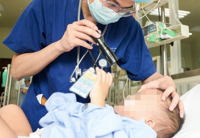 ThS.BS Nguyễn Đức Thường thăm khám cho trẻ.