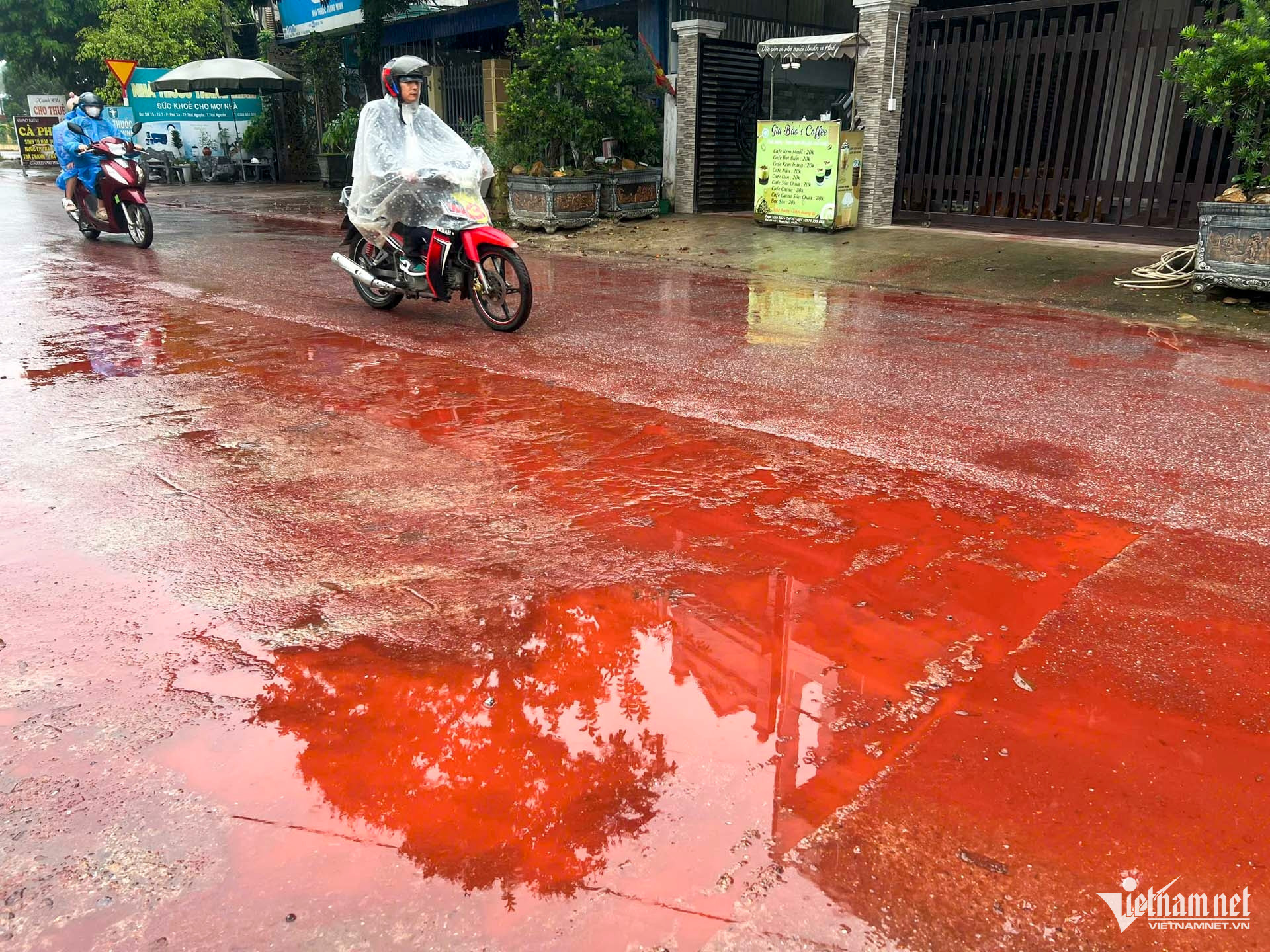 W-chất đỏ đổ ra đường thái nguyên_8.JPG.jpg