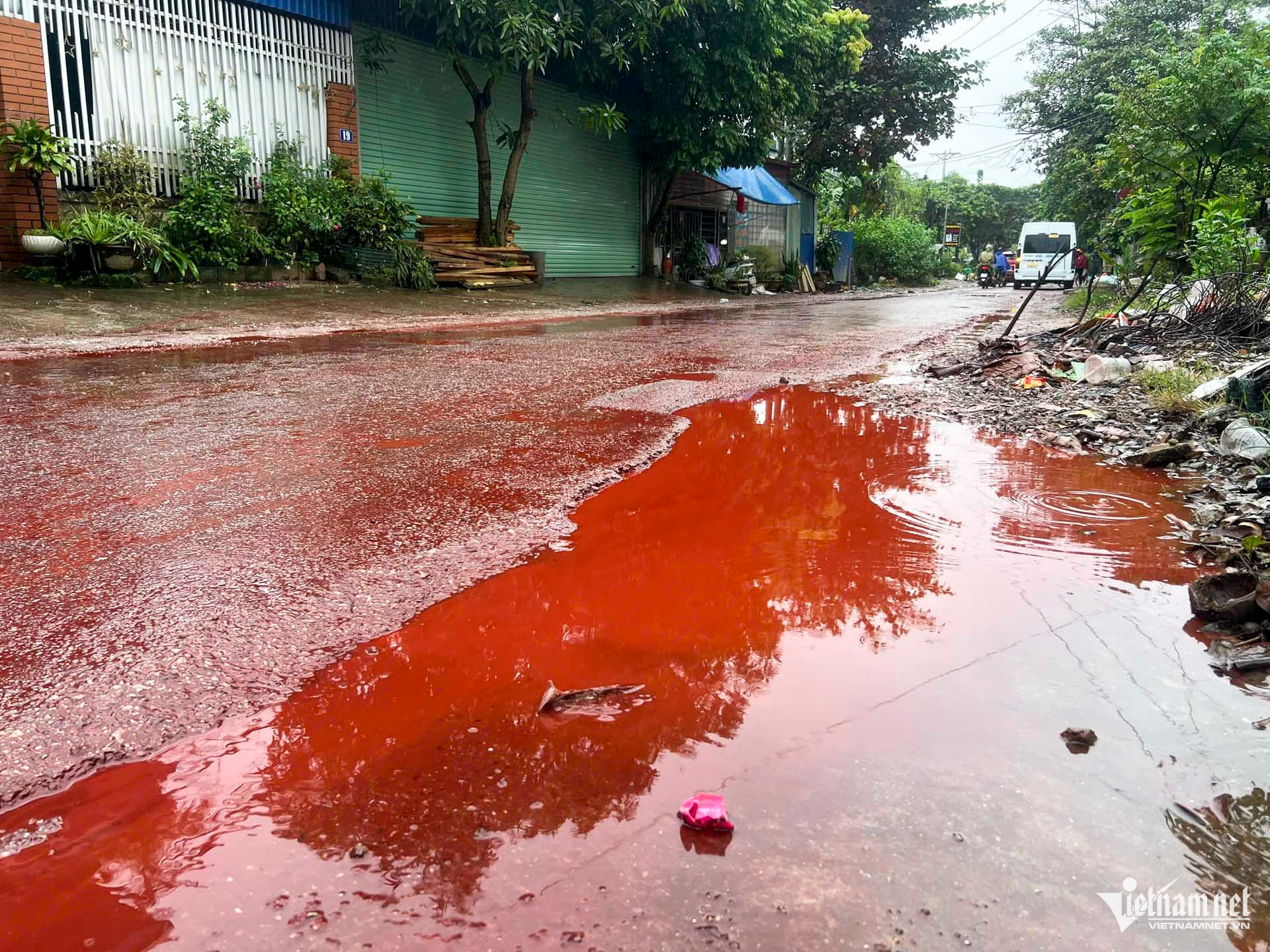W-chất đỏ đổ ra đường thái nguyên_9.JPG.jpg