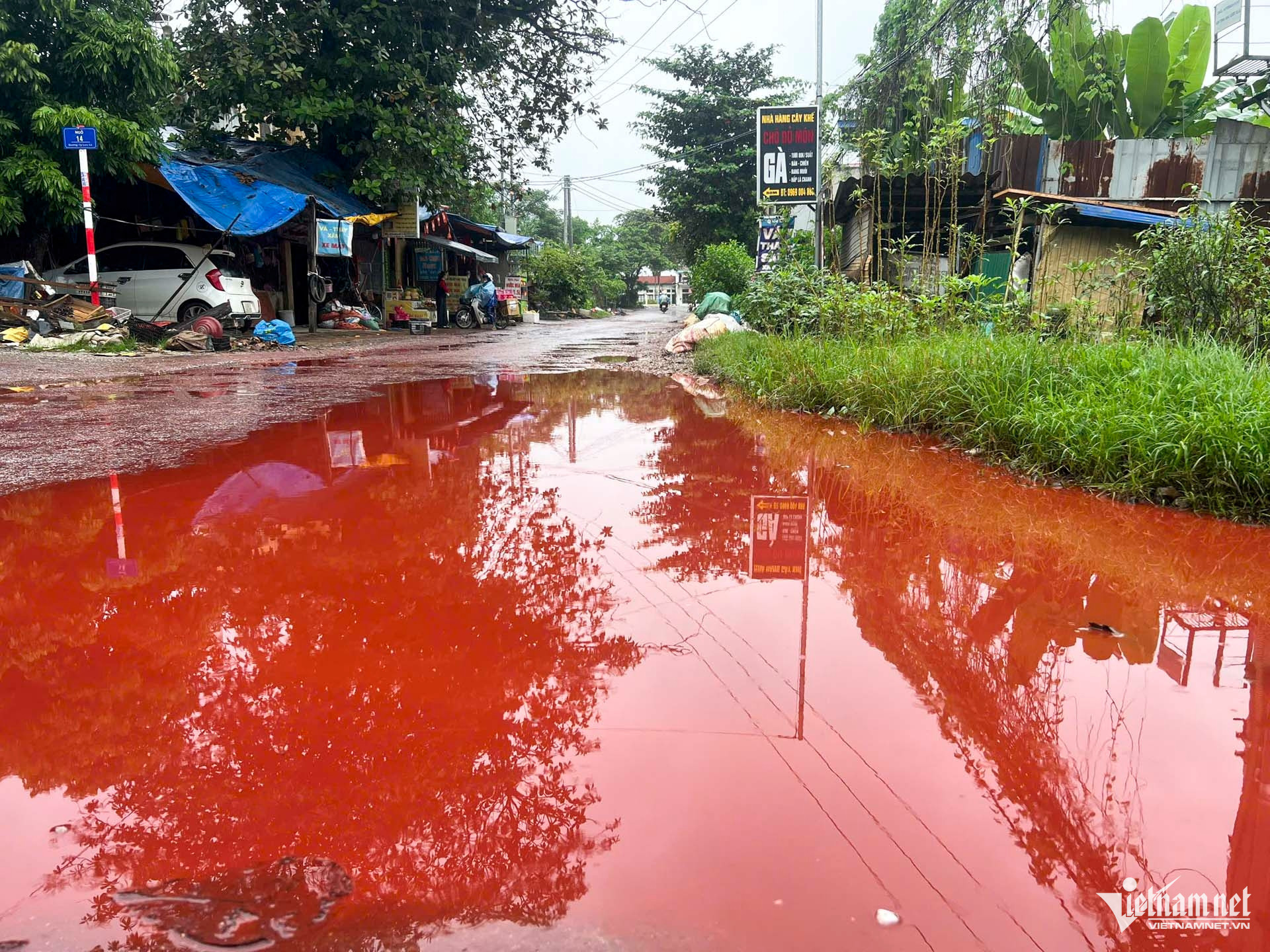 W-chất đỏ đổ ra đường thái nguyên_10.JPG.jpg