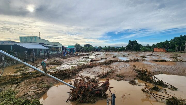 Nhiều tài sản, nhà cửa của người dân bị nước cuốn trôi. (Ảnh: Người dân cung cấp)
