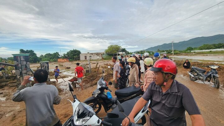 Người dân xã Tuy Phong bàng hoàng trước cảnh tượng kinh hoàng xảy ra trong đêm 1/11. (Ảnh: Người dân cung cấp)