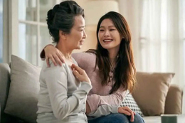 Tôi từng giận con dâu lạnh nhạt cho đến khi nghe được cuộc điện thoại của con với mẹ ruột