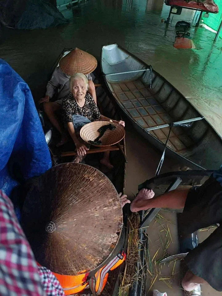 Người lớn tuổi được cứu giữa đêm.