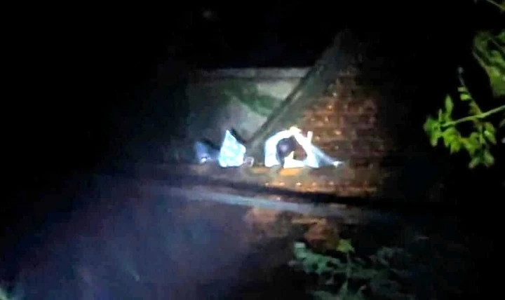 Nhiều người nằm trên mái nhà giữa mênh mông là biển nước, cúp điện.