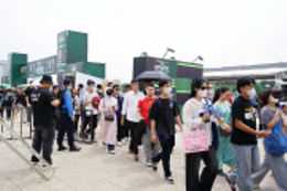 Hơn 30 tuổi, bạn gái tôi vẫn say sưa chạy theo các thần tượng.