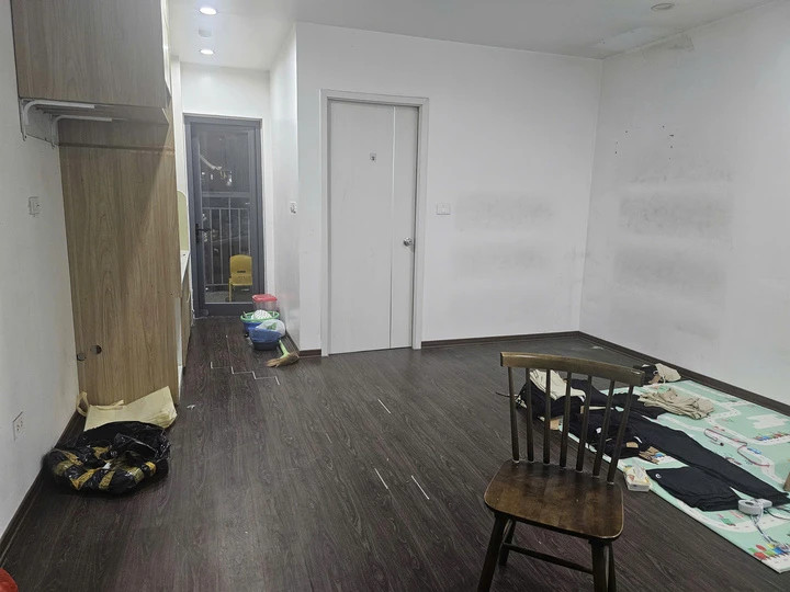 Một gia đình tại tầng 25 đang phải dọn những vật dụng cuối cùng ra khỏi nhà. (Ảnh: Phạm Duy).