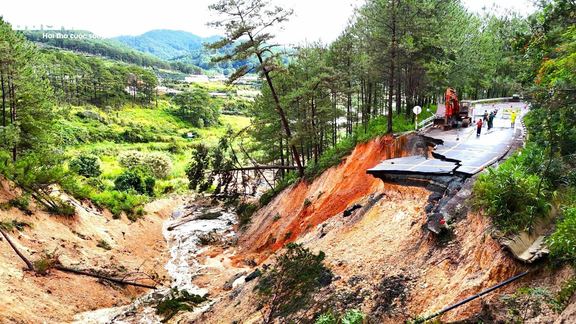 Cận cảnh hiện trường sạt lở kinh hoàng trên đèo Mimosa ở Lâm Đồng - 1