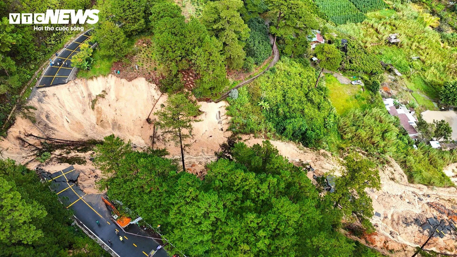 Cận cảnh hiện trường sạt lở kinh hoàng trên đèo Mimosa ở Lâm Đồng - 2