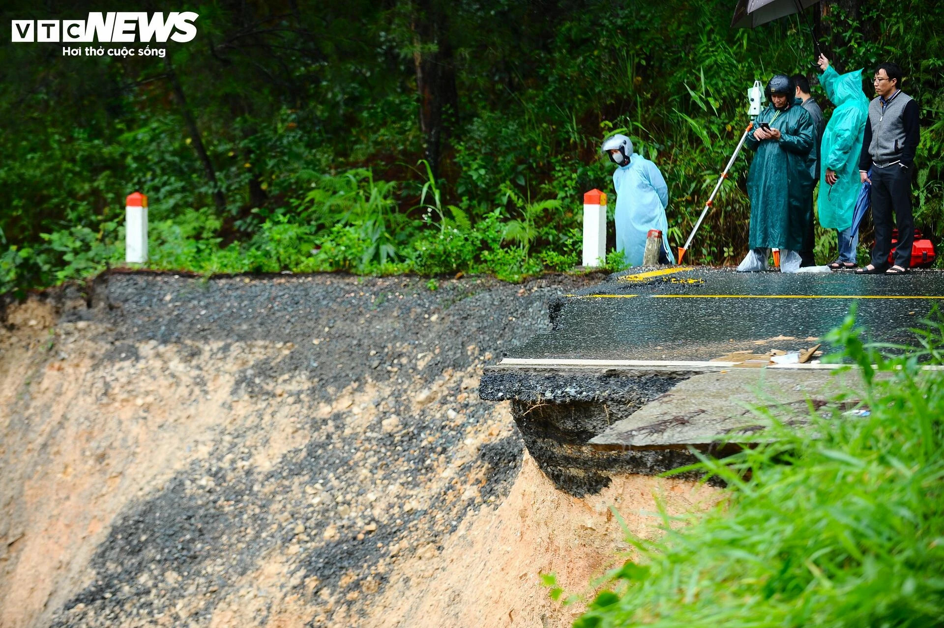 Cận cảnh hiện trường sạt lở kinh hoàng trên đèo Mimosa ở Lâm Đồng - 11