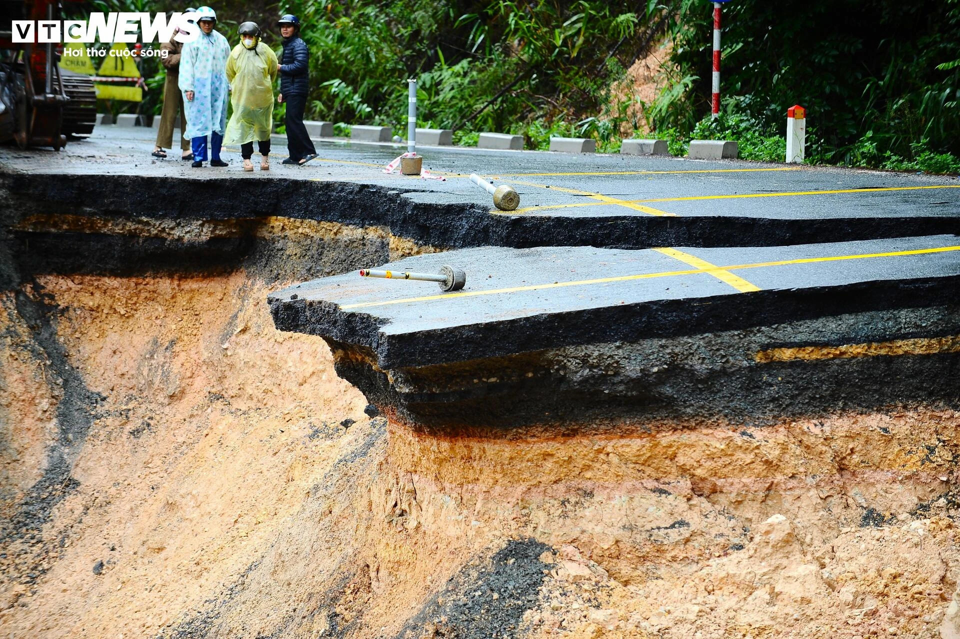 Cận cảnh hiện trường sạt lở kinh hoàng trên đèo Mimosa ở Lâm Đồng - 12