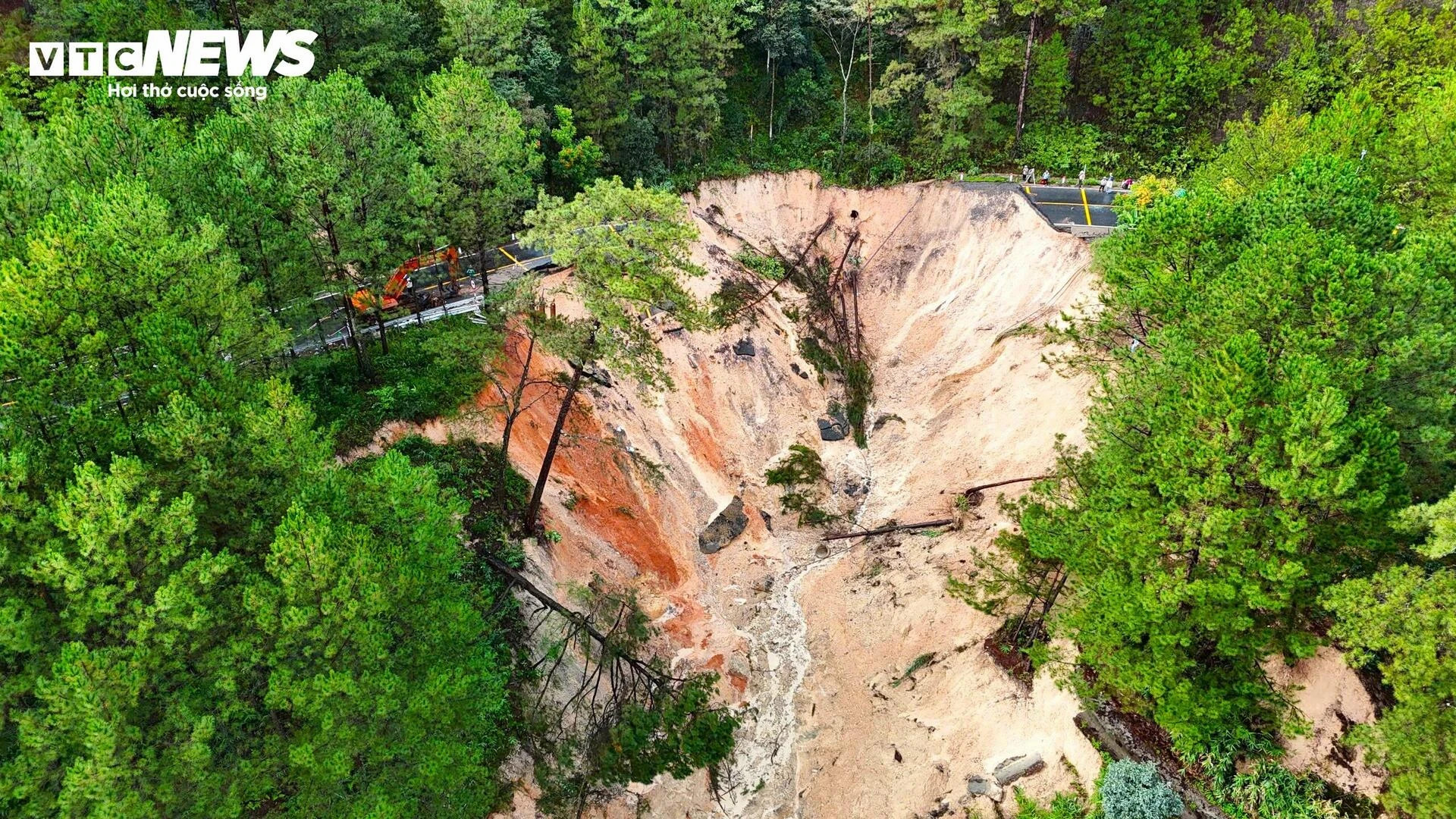 Cận cảnh hiện trường sạt lở kinh hoàng trên đèo Mimosa ở Lâm Đồng - 16