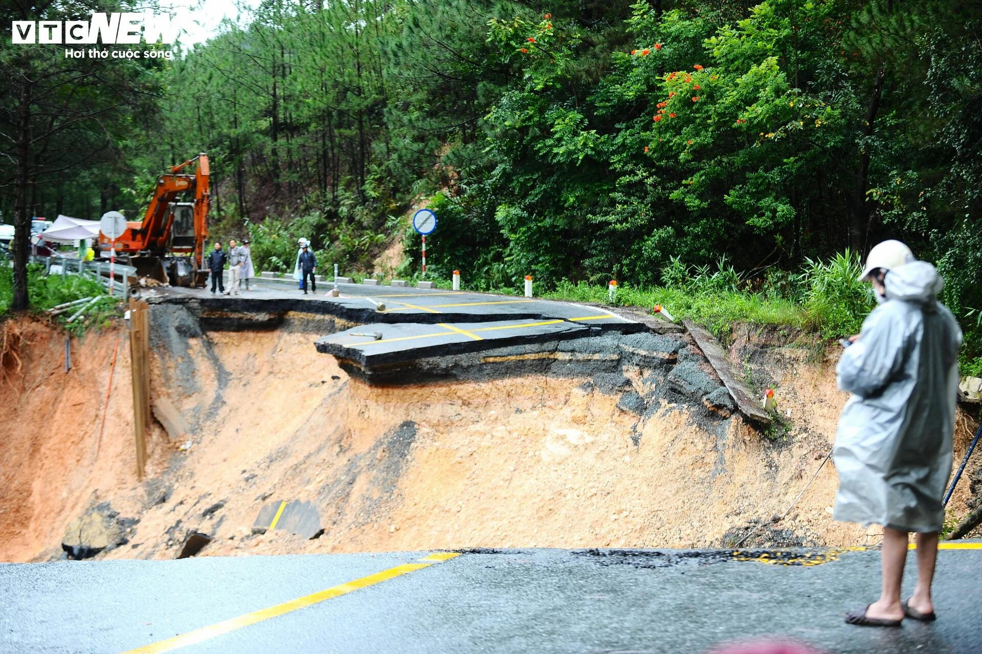 Cận cảnh hiện trường sạt lở kinh hoàng trên đèo Mimosa ở Lâm Đồng - 21