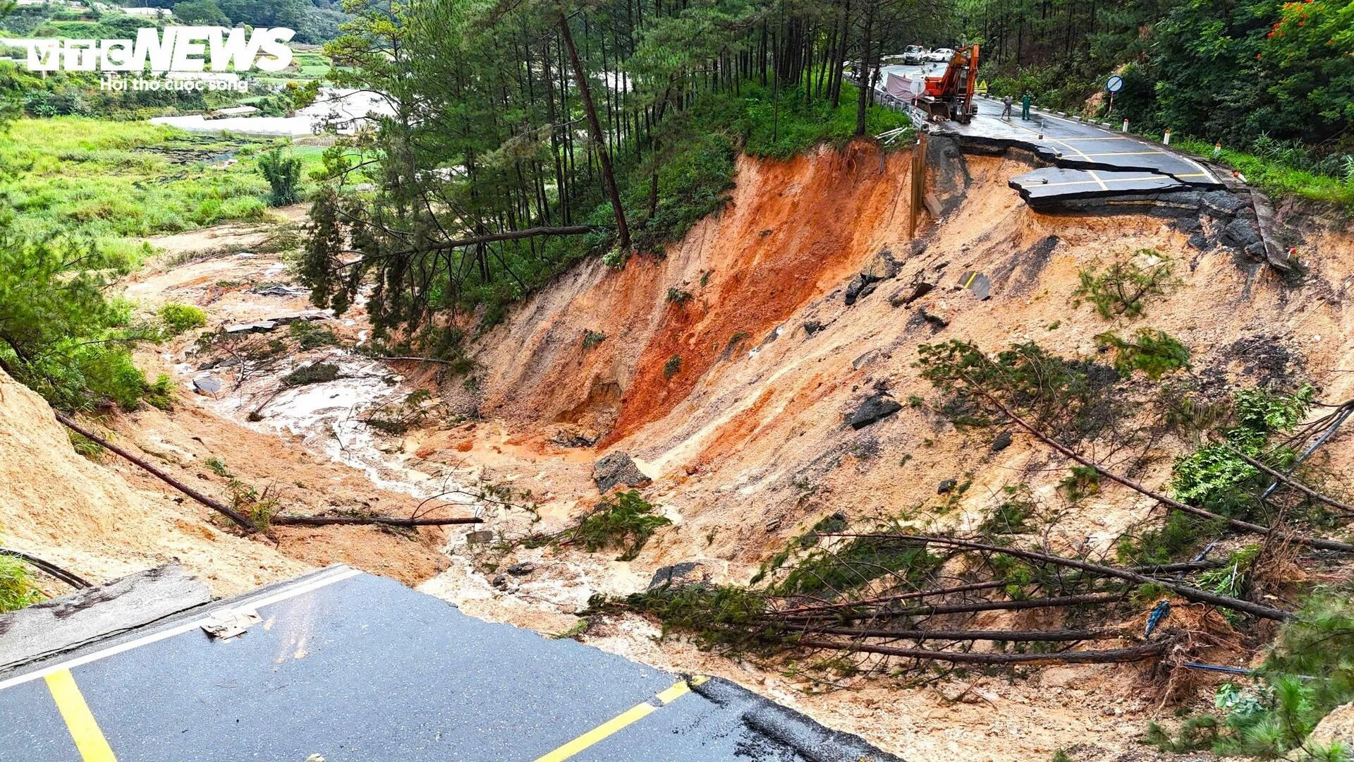 Cận cảnh hiện trường sạt lở kinh hoàng trên đèo Mimosa ở Lâm Đồng - 18