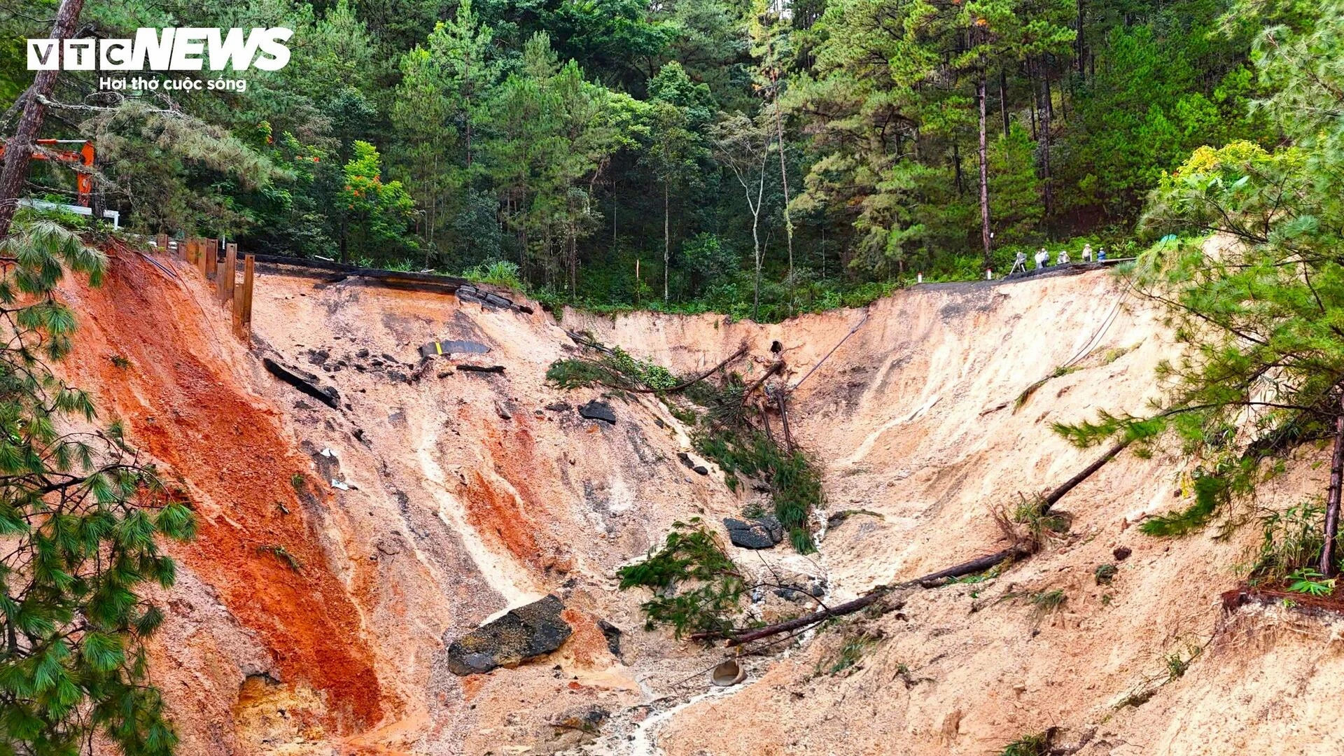 Cận cảnh hiện trường sạt lở kinh hoàng trên đèo Mimosa ở Lâm Đồng - 4