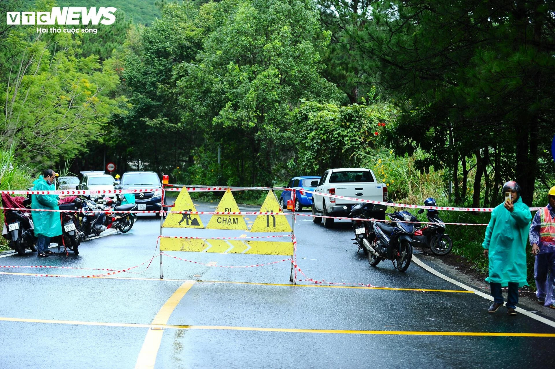 Cận cảnh hiện trường sạt lở kinh hoàng trên đèo Mimosa ở Lâm Đồng - 10