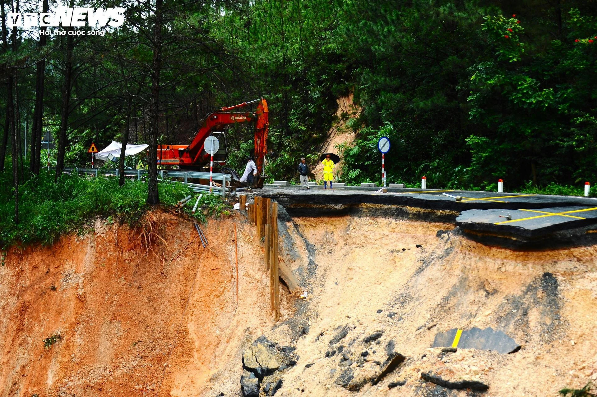 Cận cảnh hiện trường sạt lở kinh hoàng trên đèo Mimosa ở Lâm Đồng - 6