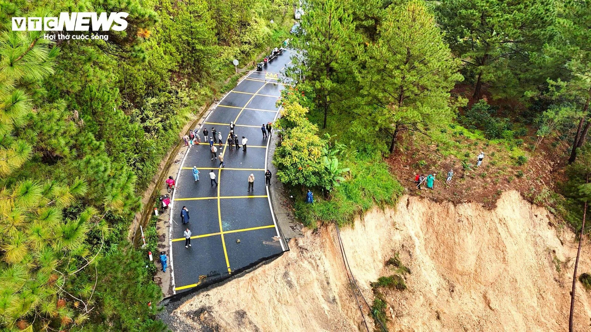 Cận cảnh hiện trường sạt lở kinh hoàng trên đèo Mimosa ở Lâm Đồng - 7