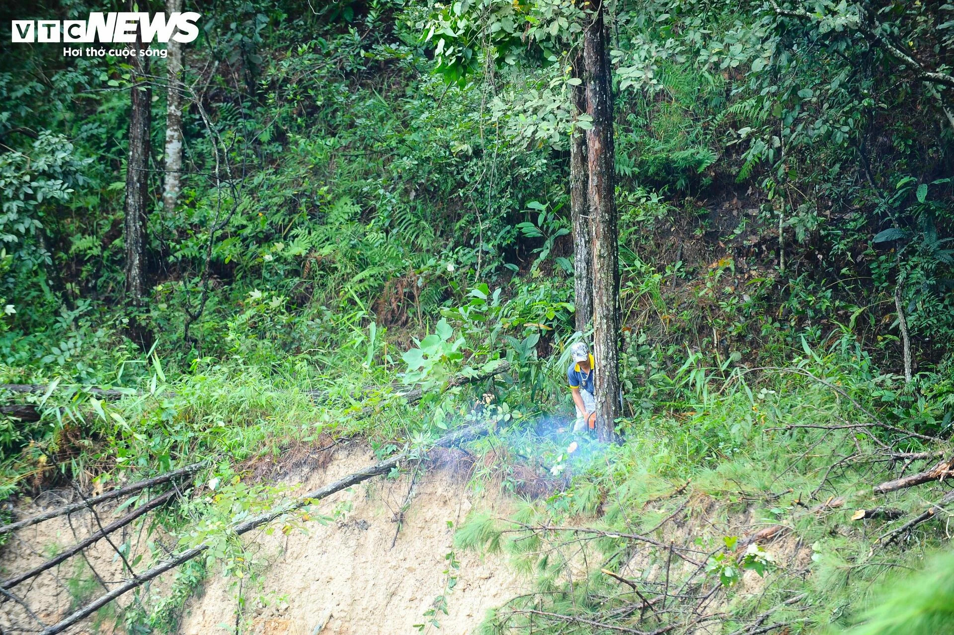 Cận cảnh hiện trường sạt lở kinh hoàng trên đèo Mimosa ở Lâm Đồng - 17