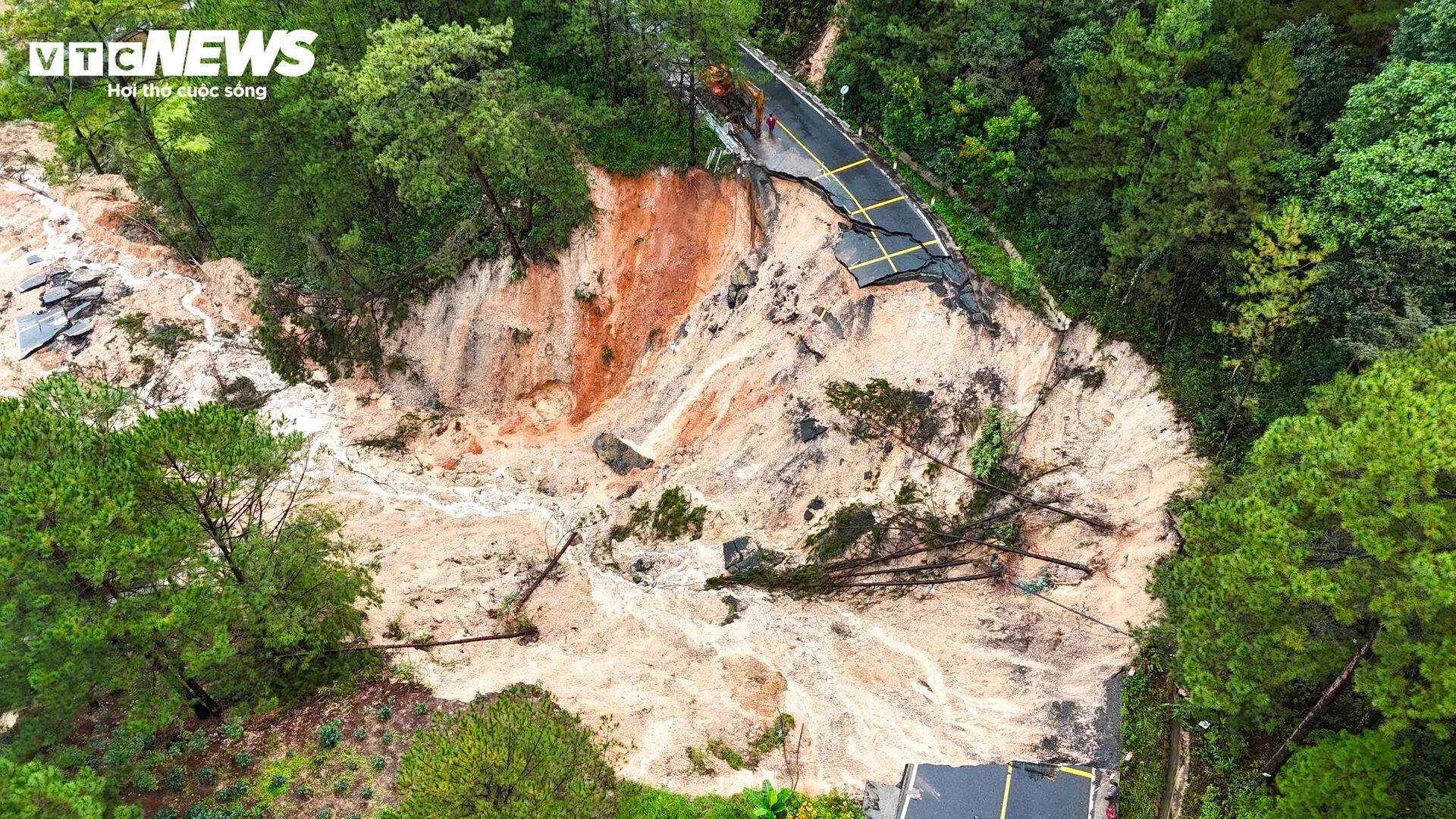 Cận cảnh hiện trường sạt lở kinh hoàng trên đèo Mimosa ở Lâm Đồng - 3