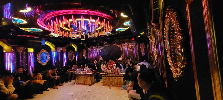 Tổ công tác kiểm tra một quán karaoke trên địa bàn huyện Đan Phượng cũ.