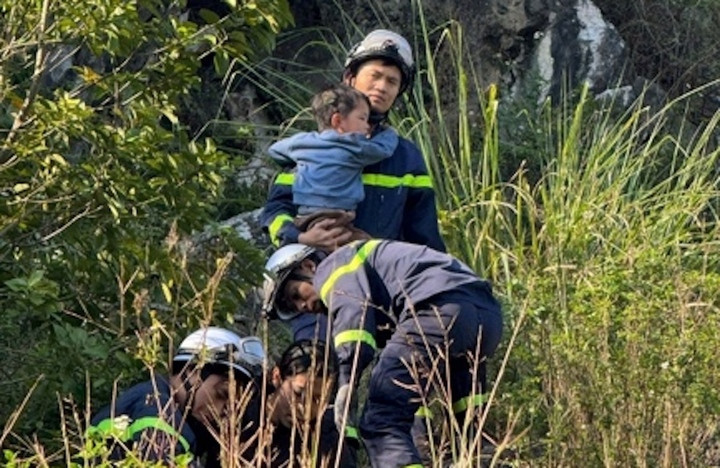 Cháu bé 4 tuổi được cảnh sát giải cứu khi rơi xuống hố sâu.