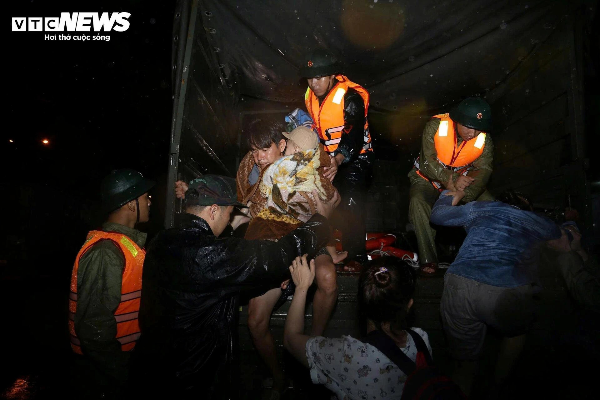 Cuộc chạy đua giữa sự sống và dòng lũ xiết - 1