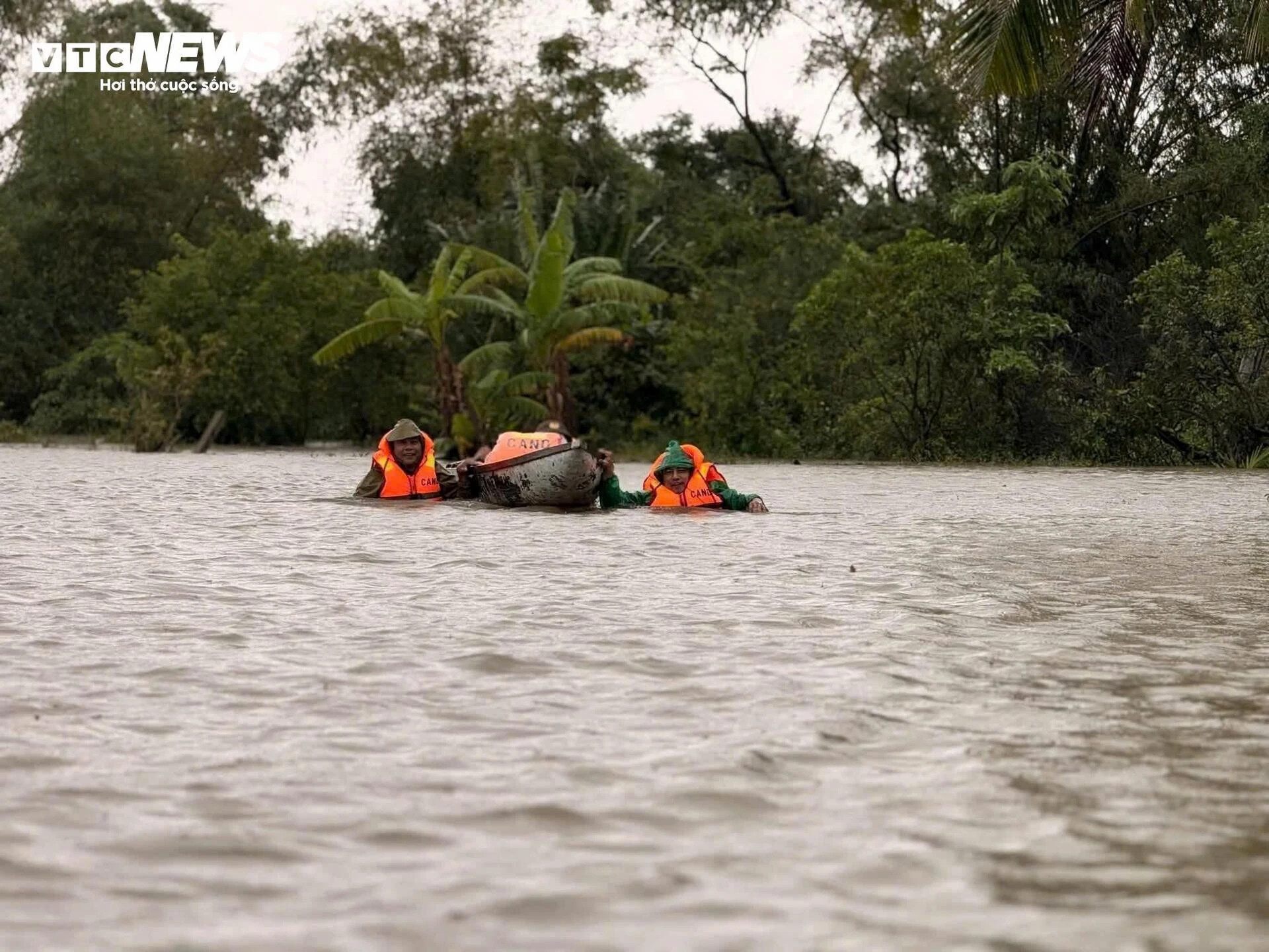 Cuộc chạy đua giữa sự sống và dòng lũ xiết - 6