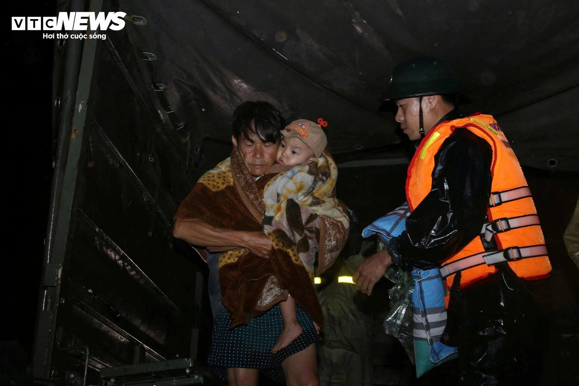 Cuộc chạy đua giữa sự sống và dòng lũ xiết - 7