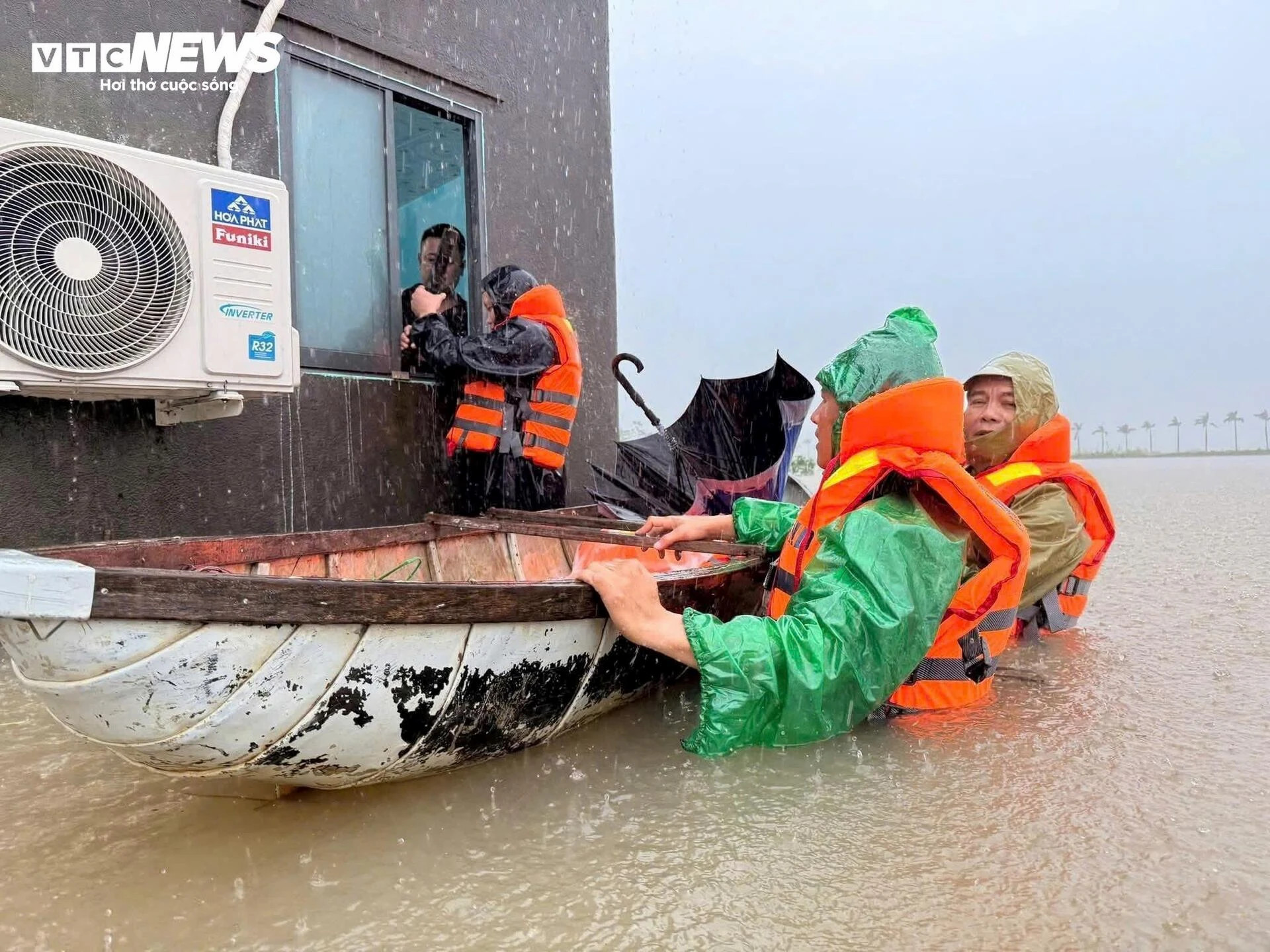 Cuộc chạy đua giữa sự sống và dòng lũ xiết - 2