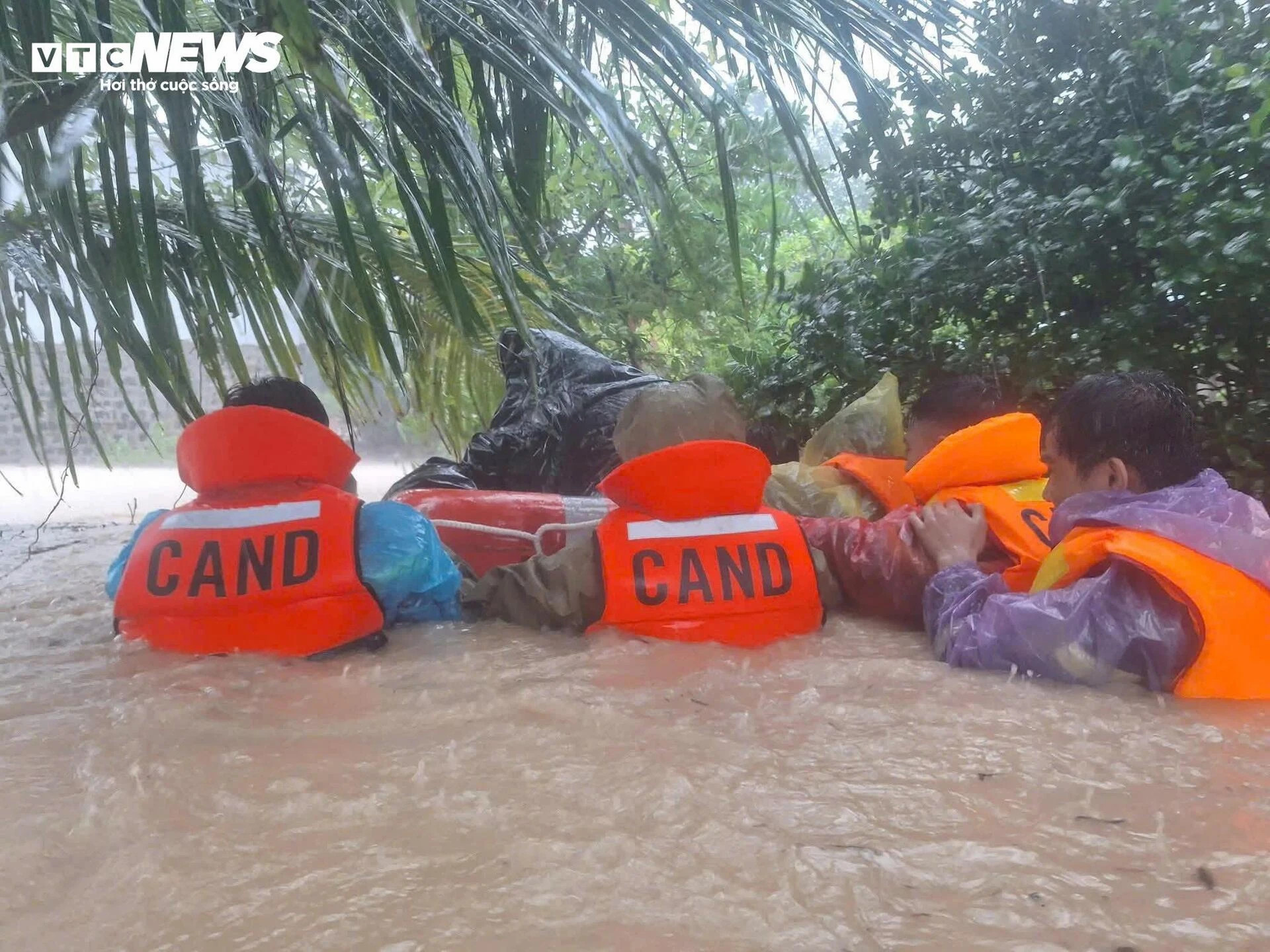Cuộc chạy đua giữa sự sống và dòng lũ xiết - 4