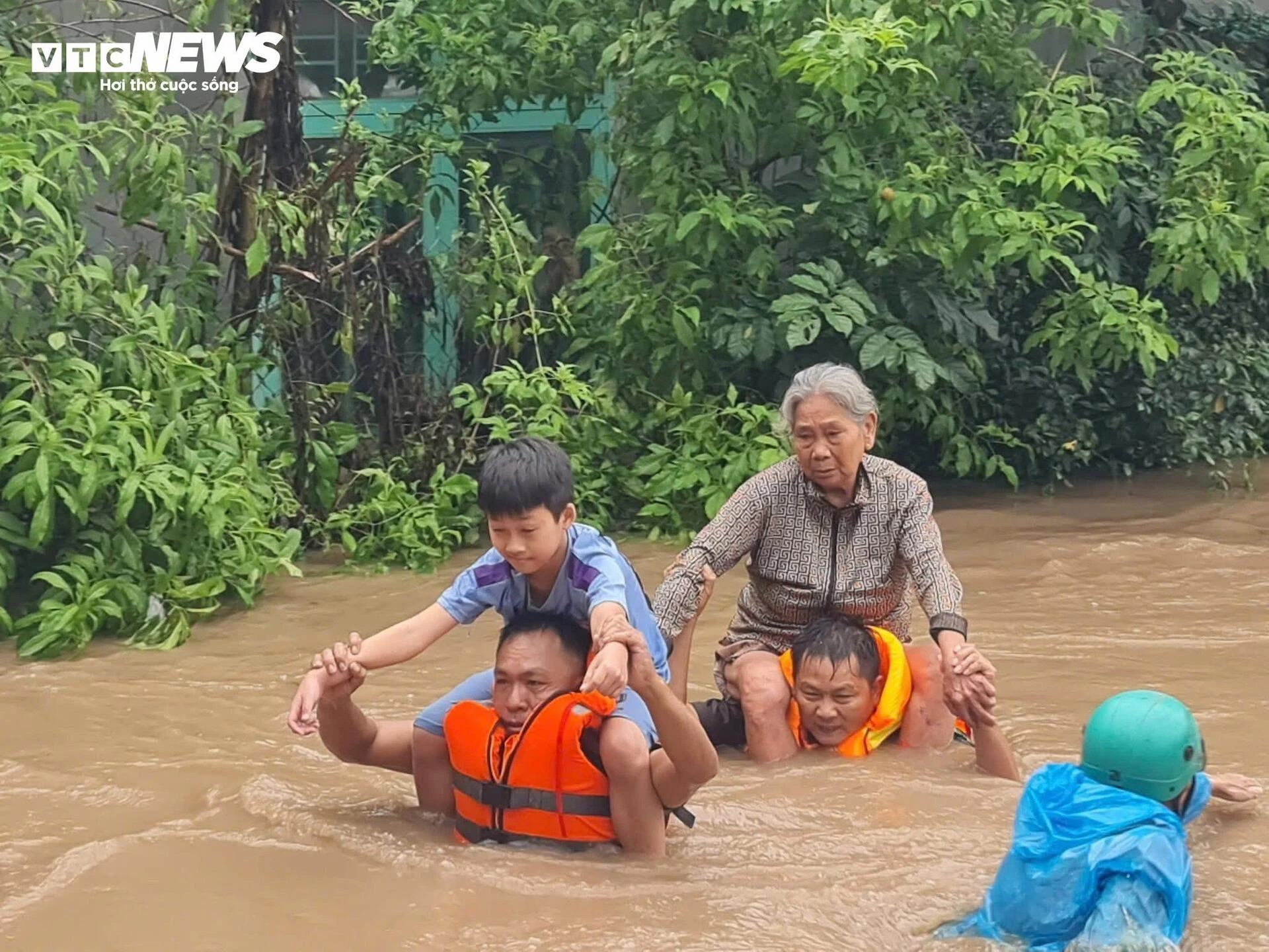 Cuộc chạy đua giữa sự sống và dòng lũ xiết - 8